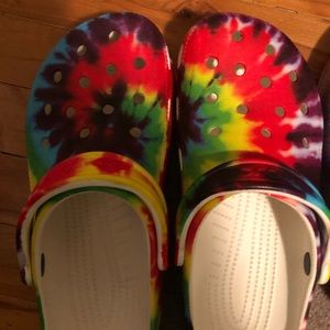 woman’s size 8 crocs rainbow